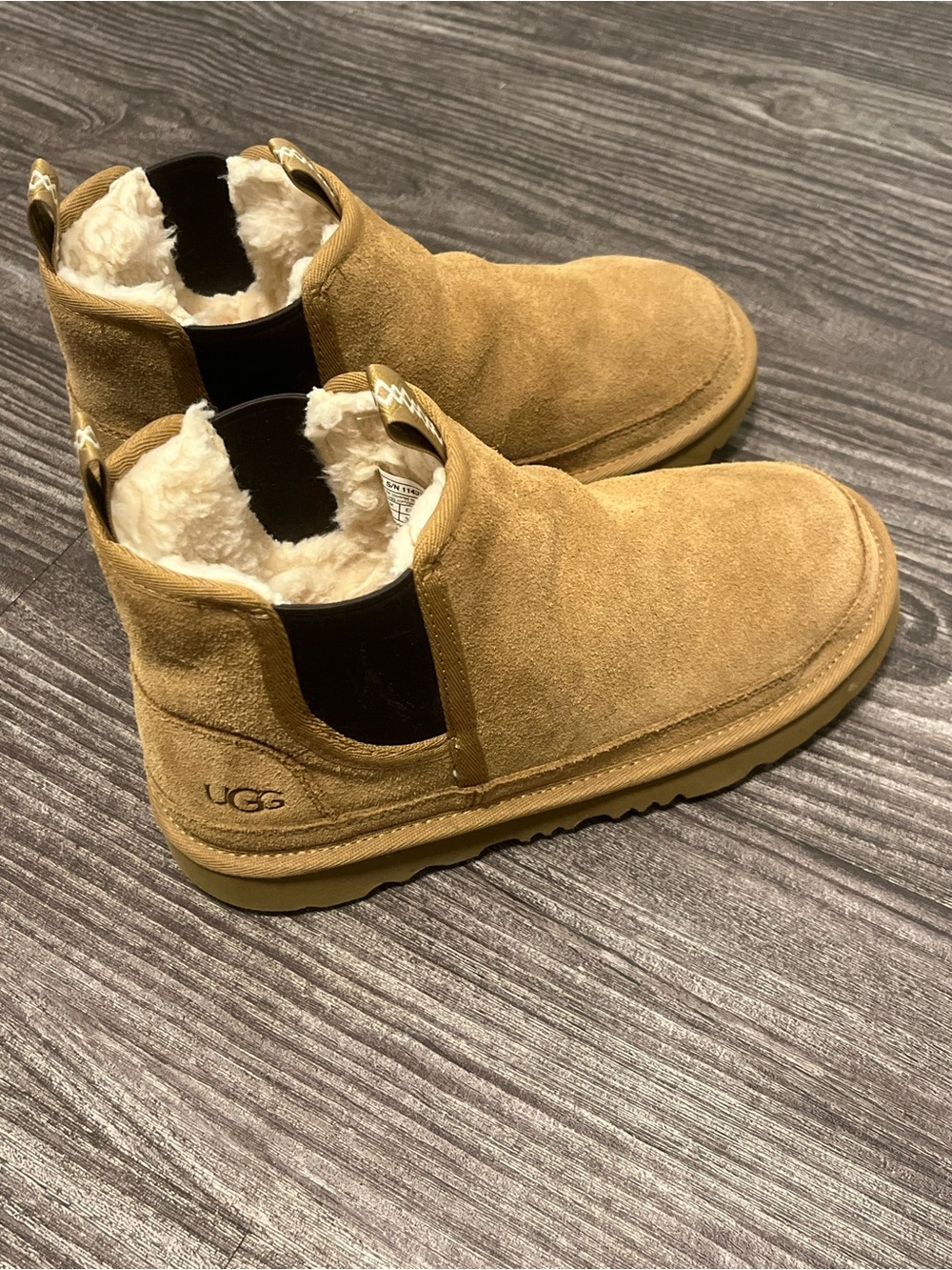 UGG Kids Neumel Chelsea Boots Chestnut Size 4 Excellent Condition - Picture 2 of 7